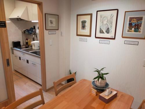 奈良Deer hostel- - 外国人向け - 日本人予約不可的一间带桌子的用餐室和一间厨房
