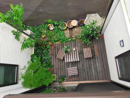 奈良Deer hostel- - 外国人向け - 日本人予約不可的享有带植物和椅子的甲板的上方景色