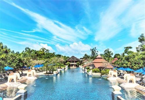 蔻立Seaview Resort Khao Lak - SHA Plus的度假酒店的游泳池配有桌椅