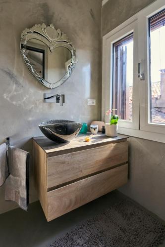 威尼斯Simone Cenedese Murano Apartments - Ambra的一间带水槽和镜子的浴室
