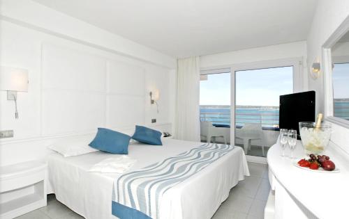 福门特拉海滩因索特尔酒店客房内的一张或多张床位