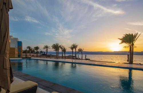 Luxotel Aqaba Beach Resort & Spa内部或周边的泳池