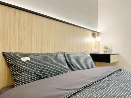 台南河乐悠游 的一间卧室配有一张带木制床头板的床