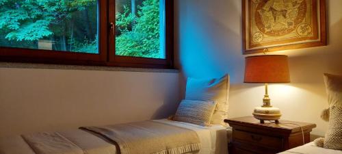 马斯诺维斯康蒂Casa Birtukan的一间卧室配有一张床和一张桌子上的台灯