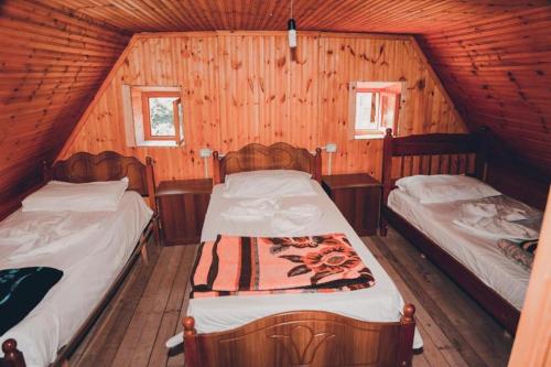 泰斯Bujtina Vellezerit Grrela的小木屋内一间卧室,配有两张床