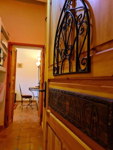 斯库拉艾特本摩洛黛米耶特酒店的通往带桌椅的房间的门