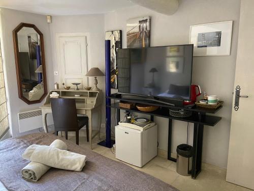 戈尔德La Borie en Provence的一间卧室设有平面电视和一张床。