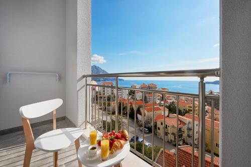 布德瓦Garni Hotel Larimar的客房设有海景阳台。