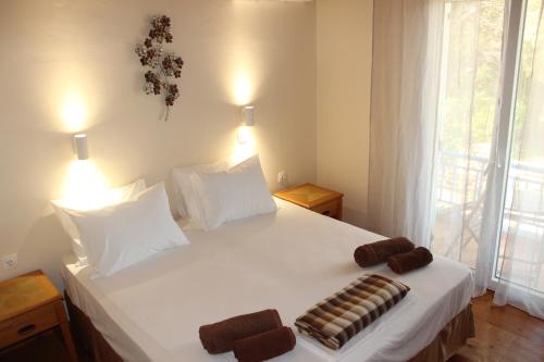 KalavárdaK Farm House的卧室配有白色的床和2条毛巾