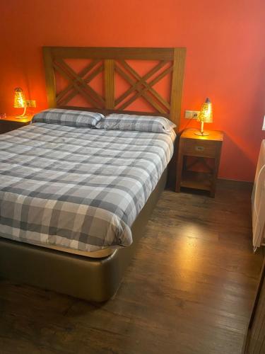 埃斯波特Precioso apartamento en Espot的一间卧室配有一张橙色墙壁的床