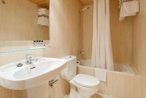 福米加尔涅维索尔酒店的浴室配有卫生间、盥洗盆和浴缸。