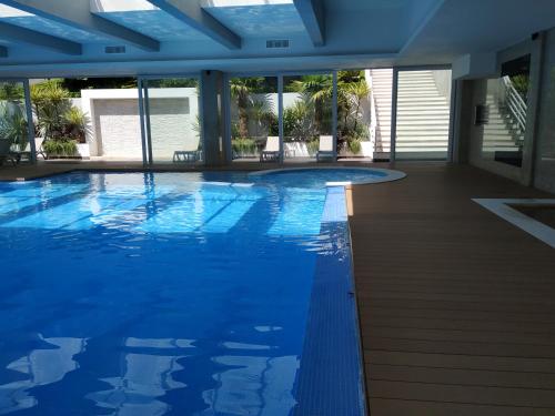 科维良Hotel Covilhã Dona Maria Affiliated by Meliá的大楼内一个蓝色的大型游泳池