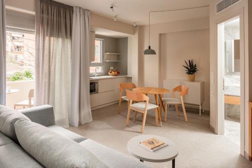 雷夫卡达镇Townhouse Lefkada的客厅配有沙发和桌子