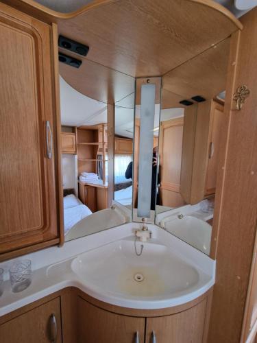 博根伯根旅馆的一间带水槽和镜子的浴室