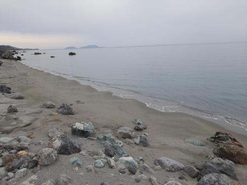 阿吉亚帕拉斯夫VILLA SISSY的一片拥有岩石和水的海滩