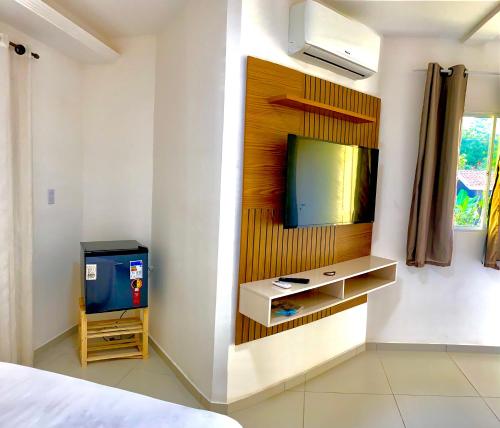 皮帕MATURI CENTRO的卧室配有1张床铺,墙上配有电视