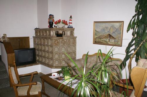 锡根豪斯亨赫酒店的客厅配有沙发和桌子