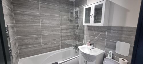 MiltonShirely S, Milton, Cambridge, 2BR House, Newly Refurbished的浴室配有盥洗盆、卫生间和浴缸。