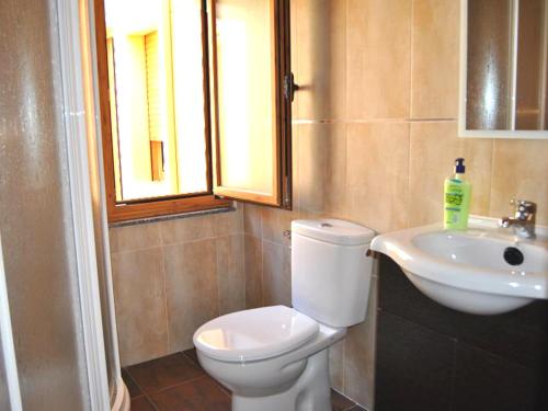 萨拉曼卡玛格丽塔之家度假屋的一间带卫生间和水槽的小浴室