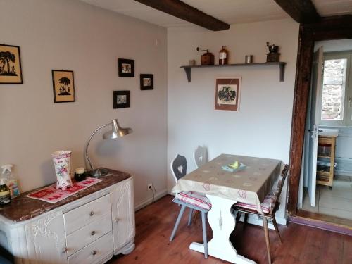 利克维La Maison Vigneronne的客房设有书桌和桌椅