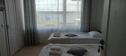 扎拉赛维元德拉住宿加早餐旅馆的酒店客房设有两张床和窗户。
