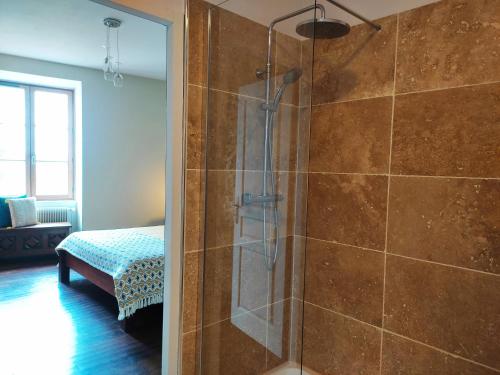 贝尔韦Planches et Plonk的带淋浴的浴室和玻璃门