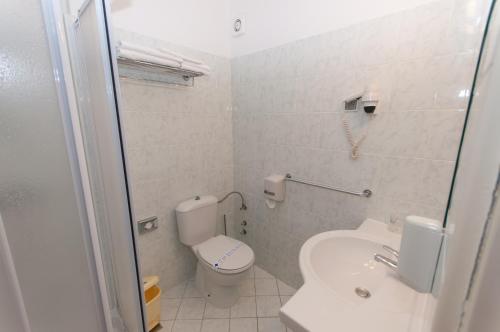 博扎瓦拉凡达酒店的一间带卫生间和水槽的小浴室