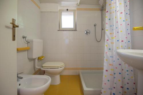 费拉约港HelloElba Villetta Azzurra的浴室配有卫生间、盥洗盆和淋浴。