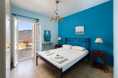 ÓrmosSpertos Apartments的一间卧室设有一张床和蓝色的墙壁