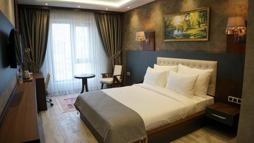 阿马西亚Kahra Otel的卧室设有一张白色大床和一扇窗户。