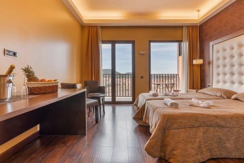 瓦德诺比斯富恩特德尔米罗酒店的酒店客房设有两张床和一个阳台。