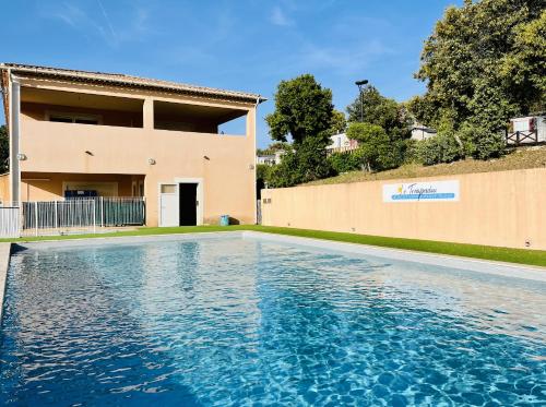 RocbaronCharmant Chalet avec terrasse et accès piscine.的相册照片