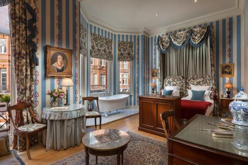 伦敦圣多米尼哥别墅酒店的客厅配有床和桌子