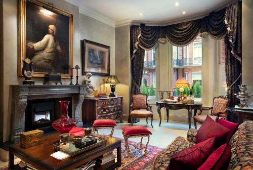 伦敦圣多米尼哥别墅酒店的带沙发和壁炉的客厅