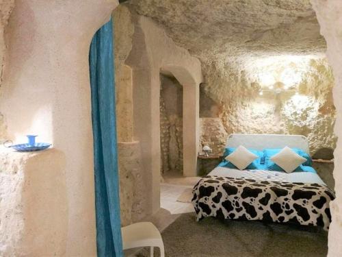 LunayCave du Coteau 2的卧室配有一张石墙床