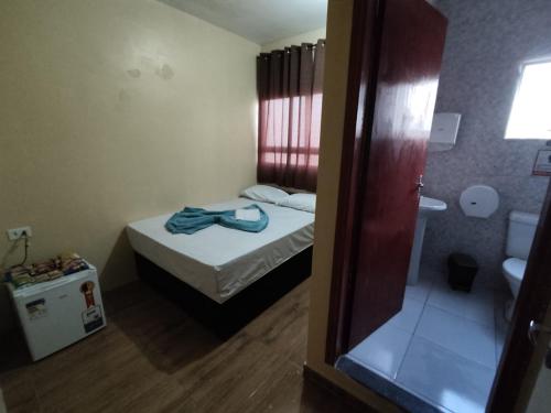 瓜鲁柳斯Hostel Aeroporto的小房间设有一张床和一间浴室