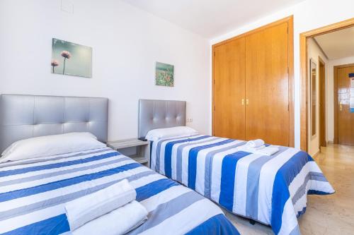 Gemelos 22 Resort Apartment 3-18-B Levante Beach客房内的一张或多张床位