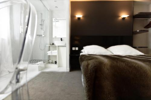 亚眠圣路易斯酒店的一间卧室配有一张黑色墙壁的床