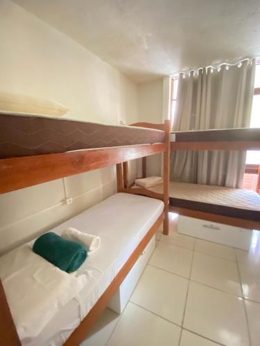 累西腓Apraiana Hostel的小房间设有两张双层床和窗户