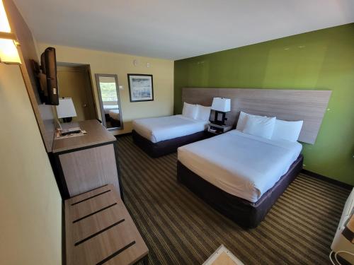大西洋城弗拉明戈品质酒店的酒店客房设有两张床和电视。
