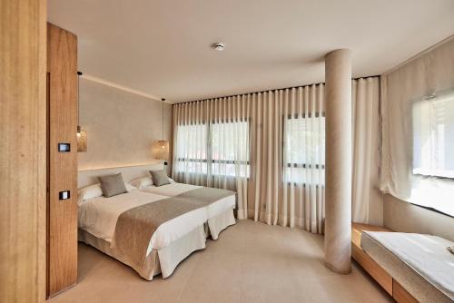 马略卡岛帕尔马JOE'S GOMILA BOUTIQUE HOTEL的一间卧室设有一张床和一个大窗户