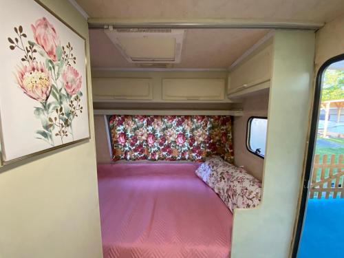 Sunny House Caravans客房内的一张或多张床位