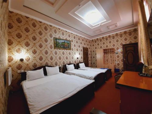 ChimganЗона отдых APACHI в горах ЧИМГАН的配有两张床的酒店客房