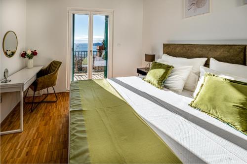 奥拉萨奇Ponte Apartment的一间卧室配有一张大床、一张桌子和一个窗户。