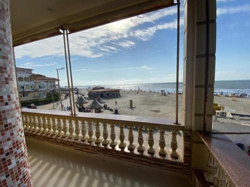 拉斯巴尔Villa 29 - Marouf Group的享有海滩和海洋景致的阳台
