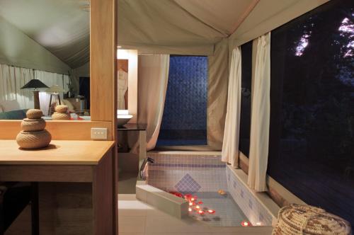 WaiyevoSau Bay Resort & Spa的一间帐篷间,配有一张带灯光的床