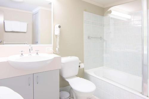 金德拜恩地平线雪山莱吉斯酒店的白色的浴室设有水槽和卫生间。