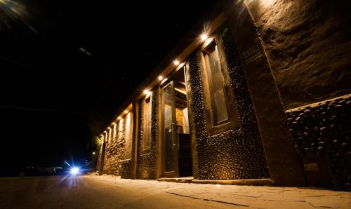 圣佩德罗·德·阿塔卡马Nueva Lodge Estación San Pedro de Atacama的一座建筑,晚上有灯