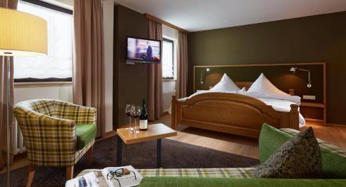 特里尔佑蕾娜霍夫酒店的一间酒店客房,配有一张床和一台电视