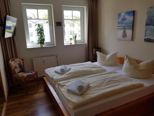 巴贝Störti's Nr 18的一间卧室配有一张大床和毛巾